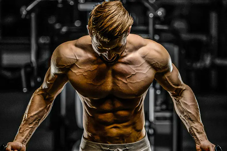 gymspot.ir برنامه تمرینی افزایش حجم بدون برنامه انجام دادن هر کاری نتیجه مطلوبی نخواهد داشت&nbsp;&nbsp;اگر هم اکنون در حال خواندن این مقاله هستید مطمئنا به دنبال بهترین برنامه تمرینی برای افزایش حجم عضلات خود می گردید امروز قرار است با قدرتمندترین سیستم های تمرینی برای افزایش حجم عضلات آشنا بشویددر برخی از سایت ها برنامه هایی کلی جهت افزایش حجم ارائه می شود اما دادن برنامه های کلی کار ما نیست زیرا این برنامه ها برای شما نتیجه ای نخواهد داشت برنامه تمرینی هرفردی مخصوص خود آن فرد است و نمی توان تجویز کلی داشت پس با ما همراه باشید تا یک&nbsp;برنامه تمرینی عالی&nbsp;نصیبتان بشودسیستم های تمرینی افزایش حجممنظور از سیستم تمرینی , اجرا&nbsp;کردن حرکات با ترفند های خاص , تعداد ست های متفاوت و... است که تمام این سیستم ها در جهت هدف ما گام برداشته و به ما کمک می کند تا به حجم عضلات دلخواه خود دست یابیم در ادامه مطلب به قدرتمندترین و کاربردی ترین&nbsp;سیستم های تمرینی افزایش حجم خواهیم پرداختسیستم تمرینی هرمیسیستم تمرینی هرمی یکی از پرکاربردترین سیستم های تمرینی برای افزایش حجم عضلات به شمار می رود در این سیستم تمرینی در ابتدا از&nbsp;تکرار های بالا شروع به انجام حرکت می کنیم و بعد از انجام هر ست از تکرار ها کاسته و وزنه را سنگین تر می کنیمبرای مثال :در حرکت پرس سینه هالتر اول 12 تکرار را با وزنه 50 کیلوگرمی شروع می کنیم و در ست بعد 2 تکرار از&nbsp;تکرار ها می کاهیم و وزنه را به 55 کیلوگرم افزایش می دهیم یعنی 10 تکرار با وزنه 55 کیلوگرمی و همین طور از تعداد تکرار ها کم می کنیم و در ازای آن وزنه را سنگین تر انتخاب خواهیم کردحال اگر حرکت ما سنگین بود و امکان افزایش وزنه وجود نداشت چه باید کرد؟ در حرکات سنگین که امکان افزایش وزنه وجود ندارد می توان دو ست اول را 10 تکرار در نظر گرفت و دو ست بعدی را 8 تکرار در نظر بگیریم اینکه چه حرکتی باید اینگونه زده بشود فقط با تصمیم یک مربی با تجربه مشخص می شود&nbsp;مزایا و عیب های سیستم تمرینی هرمیمزیت بزرگ این سیستم تمرینی این است که تکرار ها از تعداد بالا به پایین تغییر می کند و وزنه ها از سبک به سنگین افزایش می یابد این امر باعث کاهش ریسک مصدومیت در حین تمرین می شود&nbsp;از عیب های که در این سیستم تمرینی با آن روبرو هستیم خستگی عضلات برای اجرای ست های پایانی است چون ست های&nbsp;اول تکرارهای بالایی دارند و انرژی زیادی از بدن می گیرند و در اجرای حرکات پایانی ممکن است با کمبود انرژی روبرو بشویمسیستم تمرینی هرمی معکوساین سیستم تمرینی برای افراد با سابقه تمرینی بالاتر در نظر گرفته می شود. تفاوت&nbsp;سیستم هرمی معکوس با سیستم هرمی در این است که تکرارها از کم به زیاد تغییر پیدا می کند و وزنه ها از سنگین به سبک متغییر است&nbsp;برای مثال :ست اول حرکت را 6 تکرار در نظر می گیریم و وزنه 60 کیلوگرمی را انتخاب می کنیم ست دوم حرکت را 8 تکرار در نظر می گیریم و وزنه را به 55 کیلوگرم کاهش می دهیم و با همین روند ادامه می دهیم تا به ست پایانی برسیممزایا و عیب های سیستم تمرینی هرمی معکوستنها عیبی که سیستم تمرینی هرمی معکوس دارد این است که شروع حرکت با وزنه های سنگین است و ریسک آسیب دیدگی و مصدومیت در اجرای این سیستم تمرینی را بسیار بالا می برد به همین دلیل سیستم هرمی معکوس برای افراد با سابقه تمرینی پایین مورد استفاده قرار نمی گیرد&nbsp;از مزایای این سیستم تمرینی می توان به وزنه های سنگین و شروع حرکت با تکرارهای پایین نام برد این ویژگی سبب می شود تا دیگر با کمبود انرژی در ست های پایانی روبرو نشویمسیستم تمرینی دراپ ستسیستم تمرینی دراپ ست برای افزایش حجم استفاده می شود در این سیستم تمرینی ابتدا حرکت را با تکرار های پایین و وزنه های سنگین تر شروع کرده و در ادامه وزنه را سبک تر می کنیم و باتکرار بیشتر بلافاصله حرکت را ادامه می دهیم&nbsp;برای مثال :در اجرای حرکت پرس سینه هالتر وزنه 50 کیلوگرمی را برای شروع حرکت در نظر می گیریم و 8 تکرار انجام می دهیم سپس وزنه را به 30 کیلوگرم کاهش داده و بلافاصله بدون استراحت 10 تکرار انجام می دهیمدر سیستم تمرینی دراپ ست در هر ست هم از وزنه سنگین و هم از وزنه سبک استفاده می شود در نتیجه عضله هدف به حداکثر ناتوانی خود می رسدسیستم تمرینی پیش خستگیدر این سیستم تمرینی به منظور فشار بیشتر بر روی یک عضله قبل از اجرای حرکت اصلی و چند مفصلی یک حرکت تک مفصلی یا حرکت با وزن بدن انجام می دهیمبرای مثال :قبل از اجرای حرکت پرس سینه چند ست شنا سوئدی را انجام می دهیم با این کار مقداری از وزنه حرکت اصلی کم می شود ولی فشار بیشتری بر روی عضله هدف وارد خواهد شدسیستم تمرینی فشار منفیدر اجرای حرکات با وزنه هر تکرار شامل دوقسمت مثبت و منفی می شود قسمت مثبت یا پوزوتیو قسمتی است که وزنه برخلاف نیروی جاذبه زمین جابه جا می کنیم و قسمت منفی یا نگاتیو قسمتی است که وزنه به جای اول خود برمی گردددر سیستم تمرینی فشار منفی یک وزنه سبک تر از حد توان را انتخاب کرده و در اجرای حرکت در قسمت منفی&nbsp;از یک حریف تمرینی کمک می گیریم تا با فشار بر روی وزنه عضله هدف را بیش از پیش درگیر کندبرای مثال :در حرکت پرس سینه وقتی هالتر را به طرف بالا حرکت می دهیم قسمت مثبت حرکت را اجرا می کنیم و زمانی که هالتر را به سمت پایین هدایت می کنیم قسمت منفی حرکت را انجام داده ایم حال از حریف تمرینی خود می خواهیم تا زمانی که هالتر را به سمت سینه خود به پایین حرکت می دهیم او نیز فشاری مازاد بر وزنه بیاورد و هالتر را به سمت پایین فشار دهد ما نیز در مقابل نزدیک شدن هالتر به سینه مقاومت می کنیم سپس هالتر را به طرف بالا برمی گردانیم&nbsp;برای انجام این سیستم تمرینی شما نیازمند یک حریف تمرینی باتجربه هستید و همینطور خود شما نیز باید سابقه تمرینی خوبی داشته باشید زیرا خطر آسیب دیدگی بالایی داردسیستم تمرینی ست های متوالیسیستم تمرینی ست های متوالی یک سیستم کاربردی برای افزایش حجم عضلات است در این سیستم تمرینی می توان 2 یا 3 حرکت را پشت سر هم با استراحت کمتر بین ست ها انجام داد&nbsp;برای مثال :حرکت پرس سینه هالتر و بالا سینه دمبل را در نظر می گیریم ابتدا پرس سینه هالتر را اجرا کرده و بعد از یک استراحت کوتاه (30 ثانیه تا 1 دقیقه) حرکت بالا سینه دمبل را اجرا می کنیم و بعد از یک استراحت کوتاه دیگر دوباره به سراغ پرس سینه هالتر می رویم این روند تا تمام شدن ست ها ادامه خواهد داشتبا کمک سیستم تمرینی ست های متوالی می توان فشار خوبی بر روی یک عضله وارد کرد و عضله را از زوایای مختلف به چالش کشیدبرنامه تمرینی افزایش حجم&nbsp;حال که با سیستم های تمرینی افزایش حجم آشنا شدیم سوال اینجاست که چگونه می توان یک برنامه منحصر به فرد برای خود بنویسم&nbsp;&nbsp;در واقع نوشتن یک برنامه تمرینی با هرهدفی نیازمند تجربه و علم بیشتری از آن چیزیست که امروز فرا گرفتید جیم اسپات
