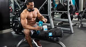 gymspot.ir مکمل بتا آلانین چیست و مصرف بتا آلانین چه فواید و ضررهایی را به همراه دارد بتا آلانین یک مکمل فوق العاده برای بهبود عملکرد ورزشی است از این جهت طرفداران زیادی در رشته پرورش اندام دارددر این مقاله به بررسی کامل این مکمل و نتایج آزمایشات مختلفی که بر روی بتاآلانین انجام شده است پرداخته ایم و در نهایت به شما خواهیم گفت که این مکمل برای شما مناسب است یا خیر&nbsp;مکمل بتا آلانین چیستبتا آلانین آمینو اسیدی غیر ضروری است بدین معنا که بدن خود قادر به تولید مقادیر محدود بتاآلانین است.بتاآلانین پیش ساز پروتئین نیست و در سنتز پروتئین نقشی ندارد اما در مقابل با کمک هیستیدین موجود در عضلات کارنوزین تولید می کند.کارنوزین ذخیره شد در ماهیچه های اسکلتی از تجمع اسید لاکتیک هنگام تمرین سخت و سنگین جلوگیری می کند و با این کار در واقع از درمانده شدن شما در حرکات انفجاری و سنگین جلوگیری کرده استخلاصه&nbsp;بتاآلانین آمینو اسیدی غیر ضروریست که به تولید کارنوزین در بدن کمک می کند و باعث بهبود عملکرد ورزشی شما می شودنحوه عملکرد بتاآلانین در بدندر این بخش به بررسی علمی و مرحله به مرحله عملکرد بتاآلانین پرداخته ایم اگر حوصله این بحث را ندارید به عنوان بعدی برویداگر بخاطر داشته باشید در ابتدای مقاله اشاره کردیم که بدن خود قادر به ساخت بتاآلانین است اما این مقدار محدود است.&nbsp;در عضلات سطح هیستیدین معمولا بالا بوده اما سطح بتا آلانین محدود و پایین است به همین علت کارنوزین تولیدی نیز محدود می شودمطالعات نشان داده که مصرف مکمل بتاآلانین سبب افزایش 80% ذخایر کارنوزین در ماهیچه ها می شود.عملکرد کارنوزین در حین ورزش :در حین ورزشتجزیه گلوکز&nbsp;: گلوکز به گلیکولیز تبدیل می شود که منبع اصلی تامین انرژی در حرکات انفجاری و سنگین است.تولید لاکتات: در حین تمرین گلوکز به اسید لاکتیک تجزیه می شود و در ادامه این ماده به لاکتات تبدیل می شود که یون هیدروژن تولید می کنداسیدی شدن ماهیچه ها&nbsp;: یون هیدروژن تولید شده پی هاش عضلات را پایین می آورد و باعث اسیدی تر شدن عضلات در هر لحظه می شود.خسته شدن ماهیچه ها&nbsp;: اسیدی شدن ماهیچه ها از تجزیه گلوکز جلوگیری می کند و با این کار سبب کاهش قدرت عضلات در انقباض و به عبارتی خستگی ماهیچه ها می شود.کارنوزین چگونه با این روند مقابله می کند&nbsp;: کارنوزین در مقابل اسید به عنوان یک بافر عمل می کند و میزان اسیدیته ماهیچه ها را به شدت کاهش می دهد.همانطور که می دانید مصرف مکمل بتاآلانین سبب افزایش ذخایر کارنوزین می شود و با این افزایش , سطح اسیدیته ماهیچه ها کاهش یافته و در نهایت باعث کاهش خستگی کلی بدن می شودخلاصهمصرف مکمل بتاآلانین با افزایش سطح کارنوزین عضلات باعث کاهش خستگی آنها در حین تمرین خواهد شدفواید مصرف مکمل بتاآلانینمصرف بتاآلانین با کاهش خستگی عضلات و استقامت بیشتر سبب بهبود عملکرد کلی ورزشی شما می شودافزایش زمان خستگیعلاوه بر توجیه علمی و تئوری مطالعات بالینی نیز نشان می دهد که مصرف مکمل بتاآلانین باعث افزایش زمان خستگی یا همان TTE می شود.&nbsp;یک مطالعه بر روی 20 مرد دوچرخه سوار نشان داد که زمان خستگی آنها پس از چهار هفته مصرف بتاآلانین تا 14 درصد افزایش داشته است .فواید بتاآلانین در ورزش های کوتاه مدت&nbsp;بطور کلی دوز اسید عضلانی با بالا رفتن مدت زمان ورزش شدید و سنگین را کاهش می دهد به همین علت است که مصرف بتاآلانین می تواند به بهبود عملکرد ورزشی در حرکات شدید و کوتاه نیز کمک کندیک مطالعه نشان داد که مصرف بتاآلانین به مدت شش هفته زمان خستگی (TTE) را در ورزش های سنگین و کوتاه مدت تا 19 درصد افزایش می دهددر مطالعه ای دیگر که بر روی 18 پاروزن انجام شد نشان داد که مصرف 7 هفته ای بتا آلانین می تواند عملکرد ورزشی را بهبود ببخشد این گروه 18 نفره در مسابقه ای 2000 متری 4.3 ثانیه سریع تر از گروهی بودند که دارونما مصرف کردندسایر فواید مصرف بتا آلانینمصرف بتا آلانین برای افراد مسن می تواند باعث افزایش استقامت ماهیچه ها شودمصرف بتاآلانین در تمرینات مقاومتی می تواند حجم تمرین را افزایش دهد و در مقابل خستگی را کاهش دهد با این حال نمی توان گفت که بتا آلانین قدرت ماهیچه ها را افزایش می دهد زیرا در این مورد شواهد کافی در دست نیستخلاصه&nbsp;بتاآلانین می تواند در تمرینات شدید و کوتاه مدت خستگی را کاهش دهد و در ورزش های استقامتی نیز به استقامت عضلات کمک شایانی می کندافزایش حجم عضلانی با بتاآلانینتجربه و مطالعات نشان داده که بتاآلانین می تواند با بهبود عملکرد ورزشی باعث افزایش توده عضلانی بدون چربی شود اما با این حال این نتیجه گیری به تحقیقات بیشتری نیاز داردجوانی با بتاآلانینهمانطور که می دانید بتا آلانین باعث افزایش کانوزین می شودمطالعات حیوانی و آزمایشگاهی نشان می دهد که کارنوزین خواص آنتی اکسیدانی دارد. این موضوع می تواند باعث جلوگیری از پیری و افزایش قدرت سیستم ایمنی بدن شود با این حال به مطالعات انسانی در این زمینه نیاز است.&nbsp;علاوه براین مطالعات آزمایشگاهی نشان می دهد که کارنوزین باعث افزایش تولید اکسید نیتریک می شود که ممکن است باعث کند شدن روند پیری و بهبود سلامت قلب شودخلاصهکارنوزین دارای خواص آنتی اکسیدانی و تقویت کننده سیستم ایمنی بدن است همچنین ممکن است باعث بهبود و استقامت عملکرد عضلات در افراد مسن شودبهترین منابع غذایی بتاآلانینبهترین منابع غذایی بتاآلانین گوشت قرمز , ماهی و مرغ استافراد گیاهخوار و وگان ها نسبت به یک فرد با رژیم عادی 50% ذخیره کمتری از کارنوزین دارند این عمر باعث می شود مصرف مکمل بتا آلانین برای این جمعیت ضروری تر باشدهرچند که یک فرد عادی می تواند مقادیر کافی از کارنوزین را در عضلات خود ذخیره کند اما مصرف مکمل بتا آلانین نیز می تواند به افزایش این ذخایر کمک کندخلاصه&nbsp;بتاآلانین را می توان از منابع غذایی طبیعی نیز به اندازه کافی بدست آورد اما با این حال مصرف مکمل بتاآلانین نیز بسیار کمک کنند استعوارض مصرف مکمل بتاآلانینمصرف مقادیر بیش از حد بتاآلانین می تواند سبب پارستزی یا همان گزگز شدن پوست شود این سوزن سوزن شدن پوست معمولا در ناحیه پشت دست , صورت و گردن اتفاق می افتدشدت سوزن سوزن شدن پوست با مقدار مصرفی بتاآلانین رابطه مستقیم دارد یعنی اینکه هر چه بیشتر مصرف کنید این احساس شدت پیدا می کند البته هیچ مدرکی مضر بودن پارستزی را ثابت نکرده است و بسیاری از افراد این حس را دوست دارندیکی از عوارض احتمالی مصرف بتاآلانین کاهش جذب تورین در عضلات است این تئوری براساس رقابتی که می تواند بین بتاآلانین و تورین برای جذب درعضلات صورت بگیرد مطرح شده استخلاصهمصرف دوز بالای بتاآلانین می تواند باعث سوزن سوزن شدن پوست و کاهش احتمالی جذب تورین شود اما در کل بتاآلانین برای یک فرد سالم بی خطر به نظر می رسدنحوه مصرف مکمل بتاآلانیندوز مصرف بتاآلانین بین 2 تا 5 گرم در روز استمصرف بتاآلانین همراه باغذا می تواند عملکرد آن را بهبود بخشد و سطح کارنوزین بیشتر افزایش دهدبراساس تجربه و مطالعات مصرف بتاآلانین سطح کارنوزین را بیشتر از مصرف خود کارنوزین افزایش می دهدخلاصه&nbsp;مصرف 2 تا 5 گرم بتاآلانین در روز بی خطر است و همراه با غذا می تواند موثر تر باشدمصرف بتاآلانین با مکمل های دیگربتاآلانین اغلب بصورت ترکیبی با مکمل های بی کربنات سدیم (جوش شیرین) و یا کراتین مصرف می شودمصرف بتا آلانین با بی کربنات سدیممصرف بتا آلانین با بی کربنات سدیم می تواند عملکرد آن را در کاهش اسیدوز ماهیچه ها بهبود ببخشد&nbsp;بسیاری از مطالعات نیز اثر ترکیب این دو مکمل را با هم بررسی کرده اند و نشان داده که باعث کاهش اسیدوز ماهیچه ها می شوندمصرف بتاآلانین با کراتینمصرف بتاآلانین با کراتین در کنار افزایش زمان خستگی قدرت عضلات شما را نیز افزایش می دهد و بهترین تمرینی که تا به حال داشتید را تجربه می کنیدخلاصه&nbsp;ترکیب بتاآلانین با بی کربنات سدیم یا کراتین می تواند عملکرد و نتیجه مصرف را بهبود ببخشدخلاصه مطلببتاآلانین با افزایش زمان خستگی عضلات باعث بهبود عملکرد ورزشی شما می شود.بتاآلانین علاوه بر بهبود عملکرد ورزشی ممکن است خواص آنتی اکسیدانی داشته و تقویت کننده سیستم ایمنی و ضد پیری باشدبتاآلانین را می توان از رژیم غذایی یا به صورت مکمل دریافت کرد که دوز استاندارد آن 2 تا 5 گرم در روز استهرچند دوز های بالای بتاآلانین سبب سوزن سوزن شدن پوست می شود اما در نهایت مکمل بتاآلانین یک مکمل بی خطر و موثر در بهبود عملکرد ورزشی شناخته می شود جیم اسپات