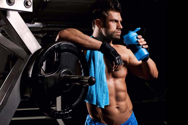 gymspot.ir همه چیز درباره پروتئین وی <h3 class="h3-title">پروتئین وی چیست؟</h3>
<p>پروتئین وی بخش مایع شیر است که در طول فرآیند تولید پنیر حاصل می شود. شیر حاوی دو نوع پروتئین وی (۲۰%) و کازئین (۸۰%) است. وقتی پنیر تولید می شود قسمت چرب شیر دلمه می بندد و از شیر به عنوان محصول جانبی جدا می شود. اگر بسته بندی ماست را باز کرده باشید حتما دیده اید که روی ماست مایع زرد رنگ شفافی وجود دارد.این همان پروتئین وی است.</p>
<p>پنیرسازها در گذشته این بخش را دور می ریختند اما امروزه آنرا طی فرآیندهایی، تبدیل به پودر پروتئین می کنند. این پروتئین از چندین پروتئین کوچک شامل آلفا – لاکتاسبومین، بتا – لاکتاگلوبولین، آلبومین سرم و ایمونوگلوبولین ها تشکیل شده است.این مکمل تمامی ۹ آمینواسید ضروری که بدن قادر به ساخت آنها نیست را در ترکیبات خود دارد. از این پروتئین علاوه بر ورزش در غنی سازی ماکارونی، بستنی و پنیر، تولید شیر خشک و … استفاده می شود.</p>


<h3 class="h3-title">انواع پروتئین وی</h3>

<h3 class="h3-title">۱- کنسانتره WPC</h3>
<p>درصد خلوص این نوع از پروتئین ۷۰ تا ۸۰ درصد می باشد. در ترکیب آن مقادیری چربی و کربوهیدارت نیز وجود دارد. نوع کنسانتره با فرآیند مایکروفیلتر و یا اولترافیلتراسیون تولید می شود. این نوع از پروتئین ارزان ترین نوع این مکمل شناخته می شود. این پروتئین با حذف چربی و لاکتوز از آب پنیر پاستوریزه تولید شده و طعم بهتری نسبت به سایر پروتئین ها دارد. این پروتئین همچنین خواص بیولوژیکی بهتری نسبت به انواع ایزوله و هیدرولیزه دارد.</p>

<h3 class="h3-title">۲- ایزوله WPI</h3>
<p>این نوع از پروتئین به دلیل فیلتراسیون طولانی تر یا بیشتر از نوع کنسانتره خالص تر است. ۹۰ % از این وی ایزوله را پروتئین تشکیل می دهد. این مکمل فاقد چربی، لاکتوز و کلسترول است. این پروتئین برای افرادی که مبتلا به بیماری عدم تحمل لاکتوز هستند و قصد متناسب کردن اندام و ساخت عضله و حذف چربی را دارند مناسب است.</p>

<h3 class="h3-title">۳- هیدرولیزه WPH</h3>
<p>این پروتئین برخلاف سایر پروتئین های دیگر که از آب پنیر تولید می شوند از شیر گرفته می شود. این نوع از مکمل در واقع از کشک یا همان شیر دلمه بسته جدا می شود و هضم آن سریعتر و آسانتر از انواع دیگر این مکمل می باشد.</p>
<p>نکته : وی میکرون پارتیکولار : این پروتئین از تقسیم وی ایزوله به ذرات بسیار ریز تولید می شود. کاهش سایز دانه های پروتئین به یک پنجم، حلالیت این پودروی را بهبود می بخشد. این امر باعث می شود آنزیم های دستگاه گوارش سریع تر و راحت تر بتوانند پروتئین را هضم کنند.</p>

<h3 class="h3-title">مکمل وی را در چه زمانی مصرف کنیم؟</h3>
<p>مکمل وی در زمان کمبود پروتئین در بدن و زمان ورزش کردن ( خواه از نوع مقاومتی و خواه از نوع غیرمقاومتی ) می تواند کمک شایانی به حفظ و ساخت توده ی عضلانی بکند. برای گرفتن بیشترین بهره بهتر است آن را بلافاصله پس از انجام فعالیت فیزیکی مصرف کرد. در صورت برنامه ریزی تغذیه ای برای دریافت بیشتر پروتئین از طریق مکمل های غذایی می توان از این فرآورده در ساعت های دیگر روز نیز استفاده کرد.</p>


<h3 class="h3-title">نحوه عملکرد این پروتئین در بدن چگونه است؟</h3>
<p>این مکمل پس از مصرف در مدت زمان کوتاهی به آسانی توسط دستگاه گوارش هضم می شود. سپس به واحدهای کوچکتری به نام آمینواسید یا اسید آمینه تجزیه می شود. این اسید های آمینه پس از عبور از کبد به جریان خون وارد شده و  باعث مثبت شدن بالانس نیتروژن در بدن می شود. اسید های آمینه به وسیله جریان خون به بافت هایی که بواسطه ی انجام تمرینات آسیب دیده اند می روند. در آنجا طی فرآیندهایی دوباره به یکدیگر متصل شده و بلوک های پروتئینی عضلات را تشکیل می دهند.</p>


<h3 class="h3-title">فواید مصرف مکمل پروتئین وی</h3>
<p>کمک به بالانس کردن مثبت نیتروژن در بدن و متعاقب آن افزایش حجم عضلانی</p>
<p>افزایش قدرت عضلانی</p>
<p>کمک به کاهش کلسترول بد خون LDL</p>
<p>بهبود علائم آسم در مراحل اولیه بیماری</p>
<p>تقویت سیستم ایمنی بدن</p>
<p>کاهش علائم افسردگی و یا جلوگیری از بروز این بیماری</p>
<p>کاهش اشتهای کاذب</p>
<p>کمک به درمان بیماری دیابت نوع ۲</p>

<h3 class="h3-title">عوارض احتمالی در مصرف پروتئین</h3>
<p>مصرف زیاد این مکمل می تواند باعث مشکلات گوارشی نظیر حالت تهوع، نفخ شکم، دل درد، اسهال و در پاره ای از اوقات بروز سردرد شود.
</p><p>افرادی که به شیر حساسیت دارند به احتمال قوی با مصرف پروتئین نیز دچار علائم حساسیت خواهند شد.</p>
<p>اگر نمی توانید مکمل وی کنسانتره را تحمل کنید بهتر است نوع ایزوله و در افراد حساس تر نوع هیدرولیزه شده را انتخاب کنید. اما به طور کلی این پروتئین از امنیت تغذیه ای بالایی برخوردار است و اغلب افراد می توانند آن را بدون هیچ مشکلی مصرف کنند.</p>

<h3 class="h3-title">روش مصرف پروتئین وی</h3>
<p>ساده ترین روش مصرف این مکمل حل کردن آن در آب یا آبمیوه است. اما به روش های دیگری نظیر تهیه ترافل، کیک و بسیاری روش های دیگر رایج در آشپزی می توان از آن استفاده کرد . روش های دیگر مصرف این پروتئین خواص آن را تغییری نمیدهد.</p>

<h3 class="h3-title">آیا مصرف این مکمل در بانوان ممنوع است؟</h3>
<p>خیر. این مکمل هم برای آقایان و هم برای بانوان تاثیرات مشابهی دارد. باید توجه داشت برخلاف برخی عقاید سنتی به هیچ عنوان باعث از دست رفتن ظرافت در بانوان نمی گردد. فقط به روند بهتر عضله سازی و چربی سوزی کمک می کند.</p>

<h3 class="h3-title">آیا مصرف این مکمل باعث بروز جوش پوستی می شود؟</h3>
<p>عموما خیر. اما در بعضی افراد که بدن آنها نسبت به پروتئین بسیار حساس است می تواند باعث بروز جوش پوستی شود. این عارضه با تعدیل مقدار پروتئین مصرفی از بین می رود.</p> جیم اسپات