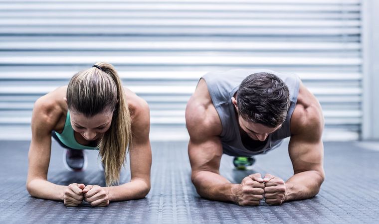 gymspot.ir حرکت پلانک و فواید ورزش پلانک اگر علاقه‌مند به تمرینات چالشی، آن هم برای خوش‌فرم‌شدن بدن و عضلانی‌شدنِ شکم‌تان هستید، پس هیچ‌وقت انجام حرکت پلانک را از قلم نیندازید، چون حرکتی فوق‌العاده مؤثر با وزن بدن است.آیا تابه‌حال برایتان پیش آمده که بعد از انجام این حرکت ران‌هایتان به زمین نزدیک شود یا حس کنید کمرتان قوس برداشته؟ خیلی از کاربران فیتامین هم این موضوع را با ما مطرح کردند و نگران بودند که نکند تا حالا این حرکت چالشی را اشتباه انجام می‌دادند.در این مطلب سعی کردیم همه چیز را در مورد این ورزش پلانک و این حرکت تأثیرگذار بگوییم و به معرفی و بررسیِ پلانک و آموزش انواع آن بپردازیم. در آخر هم چند اشتباه شایع در انجام این تمرین را همراه با شکل صحیح حرکت، معرفی خواهیم کرد.ورزش پلانک چیست؟حرکت پلانک یک تمرین بدنسازی ایزومتریک است که کل بدن را درگیر می‌کند. انجام آن به این صورت است که باید برای مدت تعیین‌شده در حرکت بمانید و حالت بدن‌تان را حفظ کنید. روش معمول و آسان‌تر آن، همان حرکت&nbsp;شنا سوئدی&nbsp;است که می‌توانید روی دست‌ها و آرنج انجام دهید.مدل چالشی‌تر این حرکت هم پلانک طرفین است و روی یک دست و یک پا حرکت انجام می‌گیرد. در ادامه انواع پلانک را معرفی می‌کنیم. این حرکت پرطرفدار نتایج خوبی برای کل بدن و به‌خصوص شکم دارد، که حتی در کوتاه‌مدت هم شاهد نتایج آن خواهید بود.عضلات درگیر در حرکت پلانکحرکت پلانک عضلات عرضی شکم، ماهیچه راست شکمی، فیله کمر، عضلات ذوزنقه‌ای و در کل شانه و دست‌ها، عضله دلتوئیدی میانی و قدامی، عقبی، و عضلات باسن و پا را درگیر می‌کند.فواید پلانکحرکت پلانک فواید بسیار زیادی دارد و یکی از بهترین حرکات ورزشی است که علاوه‌ بر عضلات شکم، سایر عضلات بدن را هم درگیر و تقویت می‌کند. در ادامه به معرفی مهمترین فواید حرکت پلانک می پردازیم:اصلاح فرم بدنکاهش درد کمر و پشتافزایش سوخت‌وساز بدنتقویت میان‌ تنه&nbsp;و کل بدنحفظ و افزایش تعادل بدنافزایش انعطاف‌پذیری بدنکشش و&nbsp;ریلکسیِ عضلات حرکتیتقویت ماهیچه‌های ستون فقراتافزایش حس اعتمادبه‌نفس و نشاطخوش‌فرم و شش‌تکه‌شدن عضلات شکمفواید پلانک در لاغری شکمحرکت پلانک حرکتی ایستاست که عضلات شکم را در حالت انقباض نگه می‌دارد و همین موضوع باعث تاثیر فوق‌العاده این حرکت در لاغری شکم می‌شود. همچنین این حرکت عضلات عمقی شکم را بیشتر درگیر می‌کند، اما باید توجه داشت که فقط انجام یک حرکت نمی‌تواند تاثیر خاصی در لاغری شکم شما داشته باشد.نه‌تنها یک حرکت، بلکه حتی انجام مجموعه‌ای از حرکات شکمی نمی‌تواند به تنهایی باعث چربی‌سوزی شکم شما شوند. چرا؟ چون شکم ارتباط مستقیمی با تغذیه دارد. شاید این جمله را شنیده باشید که شکم در آشپزخانه ساخته می‌شود نه باشگاه!پس اگر به دنبال شکم تخت یا سیکس پک هستید، ابتدا باید یک برنامه تغذیه اصولی داشته باشید و در کنار آن، از یک برنامه ورزشی مناسب برای کاهش درصد چربی‌تان پیروی کنید. ضمنا در هفته نباید بیشتر از سه بار حرکات شکم را بزنید.چگونه افراد مبتدی پلانک را انجام دهند؟اگر با حرکت پلانک آشنایی ندارید، پیشنهاد می‌کنیم ابتدا با حرکت شنا به کمک صندلی شروع کنید. این نوع اصلاح حرکتی در واقع بیشتر از رفتن روی زانو برای مبتدیان توصیه می‌شود.همچنین می‌توانید این حرکت را به مدت ۱۰ تا ۱۵ ثانیه نگه‌دارید و به مرور، آن‌قدر قوی شوید که زمان حرکت را به ۶۰ ثانیه برسانید. بعضی از افراد قبل از این‌که پلانک را با تکیه بر کف دست‌هایشان انجام دهند، اول با ساعد اجرا می‌کنند.اگر شما هم می‌خواهید این کار را انجام دهید، لازم است که دست‌هایتان را به عرض شانه‌ها باز کنید. شانه‌ها هم باید با دست‌هایتان در یک راستا قرار بگیرد.بهترین راه برای چربی سوزی شکم و رسیدن به نتیجه دلخواه‌تان این است که یک برنامه اختصاصی و هدفمند داشته باشید. همین حالا با مربیان فیتامین تماس بگیرید و برنامه ورزشی خودتان را شروع کنید. در طول مسیر مربیان فیتامین کنارتان هستند و به تمام سوالات شما پاسخ خواهند داد.بهترین زمان برای ورزش پلانکبا وجود این‌که حرکت پلانک تقریبا کل عضلات بدن را درگیر می‌کند، اما تاثیرِ بیشتر آن بر‌ روی عضلات مرکزی بدن است. معمولا این حرکت به منظور درگیر کردن عضلات شکم و به صورت ایستا انجام می‌شود. بهتر است پلانک را در پایان جلسه تمرینی و یا حتی به‌عنوان آخرین حرکت انجام دهید تا به سرد شدن بدن‌تان هم کمک کند.یکی از دلایل انجام حرکات شکمی در پایان تمرینات این است که معمولا حجم عضلات شکمی مدنظر نیست و هدف،&nbsp;لاغری با ورزش&nbsp;و چربی‌سوزی شکم است. به همین دلیل مناسب ترین زمان برای انجام آن، پایان تمرینات اصلی هست.چقدر در حالت پلانک بمانیم بهتر است؟استاندارد واقعی برای کسانی که قدرت و استقامت مرکز بدن را می‌خواهند، اما علاقه‌ای به ثبت رکورد پلانک ندارند چیست؟ دان جان، مربی قدرتی کهنه‌کار، پاسخی قاطع در این مورد دارد: دو دقیقه، چون این حرکت فقط پلنک است و بیشتر از دو دقیقه مناسب نیست.البته این فقط یک نظریه است و زمان دقیق و قطعی برای این حرکت مشخص نشده است. ماندن در حرکت پلانک بستگی به توان بدنیِ فرد دارد که تا چه حد بتواند در آن حرکت بماند. به میل خودتان می‌توانید کوتاه یا بلندبودنِ حرکت را انتخاب کنید. کلید هرگونه تمرینی، چالش‌زابودنِ آن است.آموزش تصویری حرکت پلانک و انواع پلانک شکمدر ادامه انواع حرکت پلانک موثر بر عضلات شکم و درگیر کننده این ناحیه را آموزش می‌دهیم.۱. حرکت پلانک ساعدنحوه انجام حرکتروزی زمین به شکم دراز بکشید؛آرنج‌ها را در موازات شانه قرار دهید تا زاویه ۹۰ درجه بسازد؛پاهایتان را از قسمت پنجه روی زمین بگذارید؛دقت داشته باشید که پشت و کمر و باسنتان صاف و در یک راستا قرار بگیرد؛به مدت ۳۰ ثانیه در این حرکت بمانید؛البته زمان حرکت بستگی به توان بدنی‌تان دارد؛می‌توانید این تمرین را با گذاشتنِ کف دست‌ها روی زمین انجام دهید؛این نوع پلانک، حرکت پلانک سنتی نام دارد.۲. حرکت پلانک تک پانحوه انجام حرکتروی زمین دراز بکشید و در وضعیت حرکت پلانک سنتی قرار بگیرید؛بدنتان را منقبض کنید و پای راستتان را در حالت صاف،‌ تا حد ممکن به سمت بالا ببرید و ۲۰ تا ۳۰ ثانیه در این حالت بمانید؛سپس پای راستتان را روی زمین بگذارید؛همین حرکت را این‌بار با پای چپ خود انجام دهید؛دقت کنید که موقع بلندکردنِ پا کمرتان حتماً صاف باشد.۳. حرکت پلانک پهلونحوه انجام حرکتبه پهلو دراز بکشید و ساعد دستتان را روی زمین قرار دهید؛بدنتان را از زمین جدا کنید و یک خط صاف تشکیل دهید؛چند ثانیه در این حالت بمانید و سپس با سمت دیگر بدنتان حرکت را تکرار کنید.می‌توانید در حین حرکت، زانوی یک پا را خم کرده و به سمت شکمتان بیاورید؛به این حرکت، پلانک پهلو زانو خم می‌گویند.۴. حرکت پلانک معکوسنحوه انجام حرکت&nbsp;روی زمین به پشت دراز بکشید؛به کمک دست‌ها بدنتان را از زمین جدا کنید و به سمت بالا ببرید و روی پاشنه پاها قرار بگیرید؛پاهایتان نیز روی پاشنه قرار بگیرد؛حدود ۳۰ ثانیه در این حرکت بمانید.اشتباهات حرکت پلانکدر این قسمت از مقاله چندین اشتباه در انجام حرکت پلانک را معرفی می‌کنیم و نحوه اصلاح آن‌ها را نیز خدمت‌تان توضیح می‌دهیم.حرکت اول: قوس‌ کمراگر عضلات شکمی درگیر نشوند، دست‌هایتان از تحمل بیشتر وزن بدن خسته می‌شوند. وقتی چنین اتفاقی می‌افتد اولین واکنش، قوس‌دادن به کمر است که فشار بی‌موردی را به ستون فقرات شما وارد می‌کند.اصلاح حرکتنحوه انجام حرکتموقع انجام حرکت پلانک ممکن است فشار زیادی به بدنتان وارد شود. باید مطمئن شوید که شانه‌ها باز و کف دست‌هایتان هم کاملاً روی زمین قرار دارد. با بازکردنِ شانه‌ها، وزنتان را از بالاتنه بر می‌دارید و عضلات هسته بدن را که نیاز به تمرین بیشتر دارند، درگیر می‌کنید.حرکت دوم: پایین آوردن ران‌هاوقتی در ناحیه عضلات شکمی و بازوها احساس خستگی می‌کنید، نیروی جاذبه باعث می‌شود که ران‌هایتان شروع به پایین‌رفتن کنند. در این حالت عضلات هسته بدن کمتر به چالش کشیده می‌شوند به پایینِ کمرتان فشار می‌آورید، اما در حرکت پلانک هدف تحمل چنین فشاری نیست.اصلاح حرکتنحوه انجام حرکتباسنتان را کمی به داخل بکشید و منقبض کنید، و ران‌هایتان را بالا نگه دارید. حتی می‌توانید پاهای خود را کمی از هم فاصله دهید تا بدنتان حالتی با ثبات‌تر به خود بگیرد. همین‌طور که عضلات شکمی را درگیر می‌کنید، نفس عمیق بکشید.حرکت سوم:‌ نگاه‌کردن به بالا یا جلویکی دیگر از مشکلات شایع این است که سر خود را زیادی به سمت عقب میبرید و جلو یا بالای سرتان را نگاه می‌کنید. این کار ممکن است به گردنتان فشار وارد کند و فرم کلی بدنتان در این حرکت به هم بخورد.اصلاح حرکتنحوه انجام حرکتبه زمین نگاه کنید و سر و گردنتان را با قسمت‌های دیگر بدن خود در یک‌راستا نگه دارید. بهتر است که چانه‌تان را به طرف گردن خود بکشید، مخصوصاً اگر خواستید ۶۰ ثانیه حرکت را نگه دارید.سوالات متداولعضلات درگیر در حرکت پلانک کدام هستند؟حرکت پلانک عضلات عرضی شکم، ماهیچه راست شکمی، فیله کمر، عضلات ذوزنقه‌ای و در کل شانه و دست‌ها، عضله دلتوئیدی میانی و قدامی، عقبی، و عضلات باسن و پا را درگیر می‌کند.بهترین زمان برای ورزش پلانک چه زمانی است؟بهتر است پلانک را در پایان جلسه تمرینی و یا حتی به‌عنوان آخرین حرکت انجام دهید تا به سرد شدن بدن‌تان هم کمک کند.سخن پایانیحرکت پلانک حرکتی چالشی و مهم در ورزش بدنسازی است و نقش زیادی در خوش‌فرم شدن شکم دارد. این حرکت تقریبا همه عضلات بدن را درگیر می‌کند و فواید مختلفی دارد.در این مطلب، از پلانک، ویژگی‌ها و فواید این تمرین قدرتمند و موثر گفتیم. همچنین انواع تمرینات پلانک را همراه با نکات اصلاحی آن برای مخاطبان فیتامین معرفی کردیم.منبع :&nbsp;dailyburn جیم اسپات
